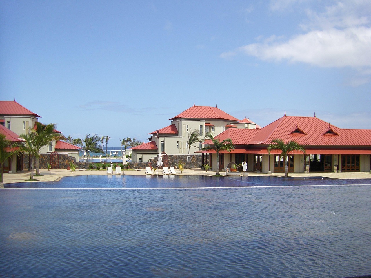 découvrez notre hôtel avec piscine, idéal pour un séjour relaxant et agréable. profitez d'installations modernes, d'un cadre confortable et d'un service exceptionnel.